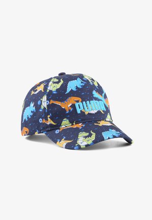 Marineblauwe Puma pet met kleurrijke dinosauruspatronen en een lichtblauw Puma-logo aan de voorkant, schuin om de gebogen klep te tonen.