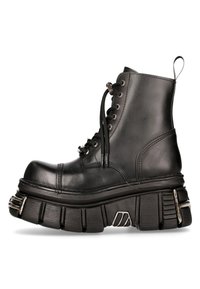 Zwarte leren enkellaars met een chunky platformzool, ronde neus, vetersluiting aan de voorkant en zilveren hardwareaccenten op de zool.