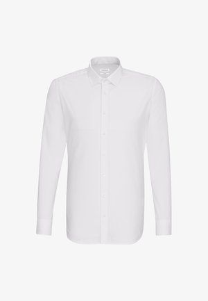 Chemise blanche à manches longues avec un col classique, dotée d'une patte de boutonnage et d'une texture lisse, associée à un pantalon foncé pour le contraste.