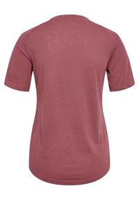 Kortärmad t-shirt med rund halsringning i dämpad rosfärg, tillverkad av mjukt, texturerat tyg med en avslappnad passform och böjd nederkant.