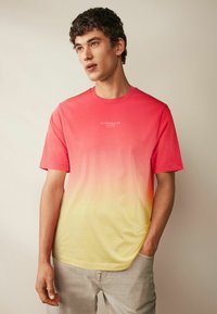 Next DIP DYE REGULAR FIT - Printtipaita - yellow orange