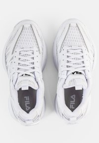 Zapatillas deportivas blancas con paneles de malla, superposiciones texturizadas, cordones y puntera redonda. Cuentan con una suela acolchada y un logo en la lengüeta.