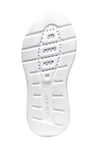 Suola di una scarpa bianca con gomma strutturata, scanalature multidirezionali, fori di ventilazione e un logo circolare vicino al tallone.