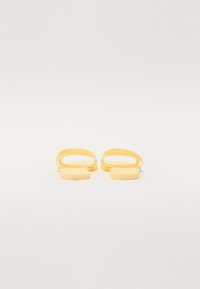 Gula flip-flops med platt sula och tunna remmar, med en slät yta och öppen tå-design, lämpliga för avslappnad användning.