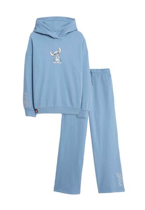 Ensemble de sweat à capuche bleu clair et de pantalons assortis. Le sweat à capuche présente un graphique de Stitch avec "Est 2002". Tissu lisse, coupe décontractée, taille élastique sur les pantalons.