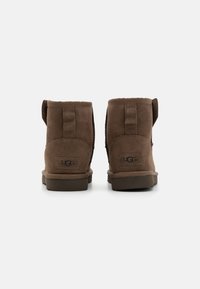 UGG CLASSIC MINI BAILEY ZIP - Botine clasice - hickory