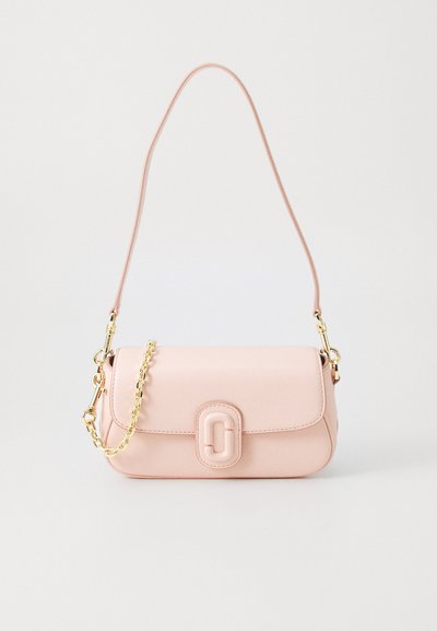 Roze leren handtas met een gestructureerd ontwerp, voorzien van een gouden kettingriem en een opvallend logoaccent aan de voorkant.