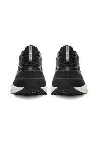 Crne sportske tenisice s mrežastim gornjim dijelom, reflektirajućim detaljima, podstavljenim ovratnikom i teksturiranim potplatima za bolje prianjanje, s elegantnim dizajnom.