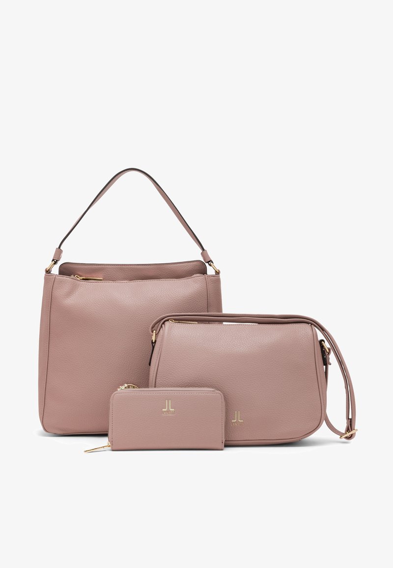 Tre borse in pelle rosa di dimensioni diverse: una grande tote con manico, una tracolla media con cinturino e un piccolo portafoglio. Dettagli in metallo dorato.