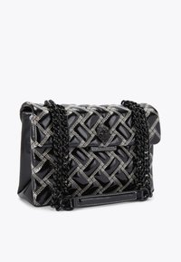 Borsa a tracolla nera intrecciata in pelle verniciata, con un motivo testurizzato e una tracolla in catena metallica. La cucitura argento arricchisce il design.