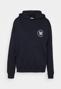 Mörkblå hoodie i bomullsblandning, med en framficka som liknar en känguru, dragsko i huvan och en vit cirkulär logotyp på bröstet.