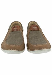 Scarpe marroni senza lacci con una tomaia tessuta a trama e dettagli in pelle. Punta tondeggiante, cuciture a contrasto e suola in gomma bianca.