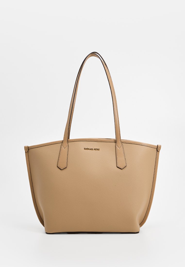 Borsa tote in pelle beige con due manici, caratterizzata da un design strutturato, bordi cuciti e un logo sul davanti.