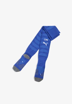 Blaue Fußballsocken mit gestreiftem Design, grauen Akzenten an den Zehen und Fersen sowie einem weißen Logo mit "OM"-Text.