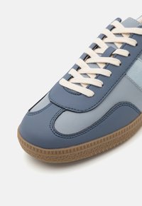 Call it Spring IMPALLA - Sportcipő - light blue
