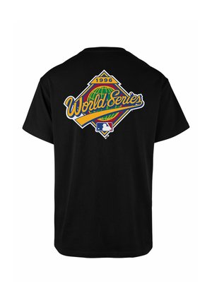 Camiseta negra con un logo de la Serie Mundial de 1996 que presenta un globo verde y el emblema de la MLB en la parte trasera.