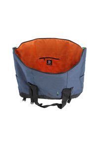Grande bolsa de deporte azul marino con un interior naranja, que cuenta con un cierre de cremallera, asas negras y bolsillos laterales. Logo visible en el interior.