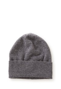 Gorro de punto gris con puño acanalado, textura suave y parte superior redondeada. La tela parece cálida y flexible, adecuada para el clima frío.
