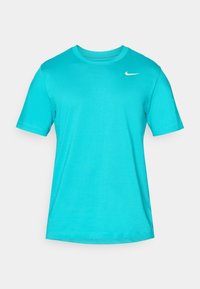 Turkusowa koszulka z krótkim rękawem wykonana z miękkiego materiału, z okrągłym dekoltem i małym białym logo Nike na górnej lewej stronie.