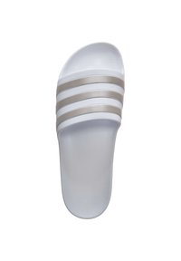 Sandal en plastique blanc avec trois bandes horizontales argentées sur le dessus. Semelle plate avec une texture lisse.