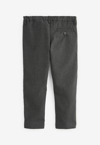 Pantalon gris avec une texture lisse, ceinture élastique, coupe standard, fermeture à boutons à la poche arrière et jambes droites.