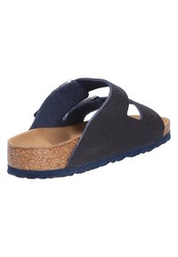 Sandale à enfiler bleu marine avec un dessus en tissu texturé, une semelle en liège et une semelle en caoutchouc. Caractéristiques : design ouvert avec découpes et brides réglables.