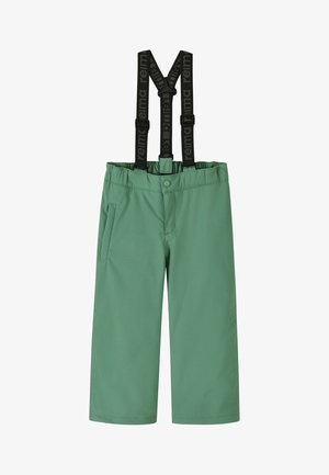 Grüne wasserdichte Kinderhosen mit schwarzen verstellbaren Trägern und dem "reima"-Logo, mit Vordertaschen und Druckknopfverschluss.