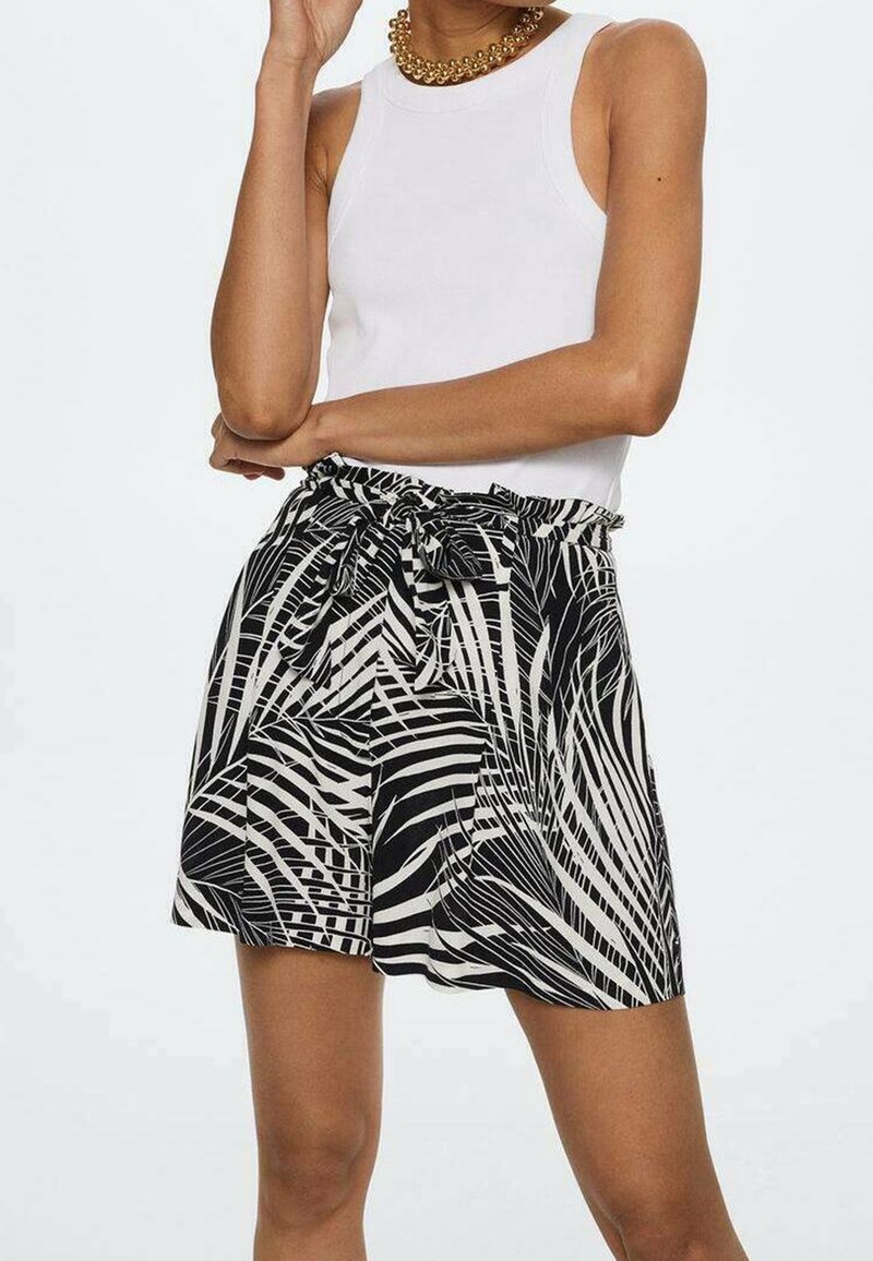 Falda con estampado de hojas de palma en blanco y negro, con cintura ajustable con lazo, confeccionada en tejido ligero, de corte suelto y textura sutil.