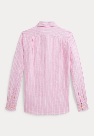 Πουκάμισο με μακριά μανίκια και κουμπιά σε ανοιχτό ροζ χρώμα με λευκές κατακόρυφες ρίγες. Διαθέτει γιακά και μανσέτες με δύο κουμπιά σε κίτρινο χρώμα.