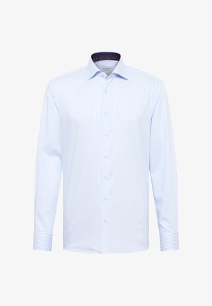 Lichtblauw en witte verticaal gestreepte langarm herenoverhemd met knoopsluiting en spread collar.