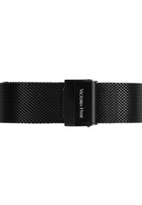 Czarny siatkowy pasek z gładką, prostokątną metalową klamrą. Klamra zawiera wygrawerowany napis "VICTORIA-HYDE".