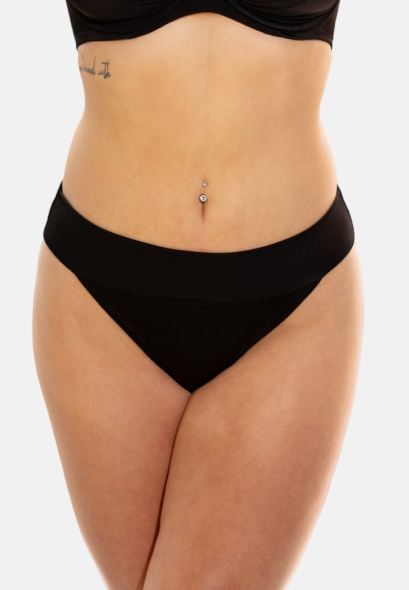 Schwarze hochgeschnittene Bikinislips aus glattem Material. Mit einem breiten elastischen Bund und einem klassischen Schnitt für vollständige Abdeckung. Keine Muster oder Akzente.
