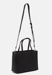 Borsa a tracolla nera con due manici e una tracolla regolabile. Realizzata in materiale liscio con chiusura a zip e un design elegante e minimale.