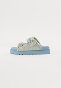 Blauwe plateau-sandalen met een gestructureerde, fuzzy bovenkant van stof en twee verstelbare zilveren gespen. Dikke, verhoogde zool voor comfort.