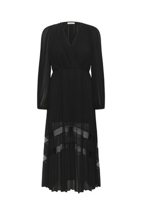 Rochie neagră plisată cu mâneci lungi, decolteu în V și cordon în talie. Strat inferior transparent cu volane suprapuse. Material moale și fluid.