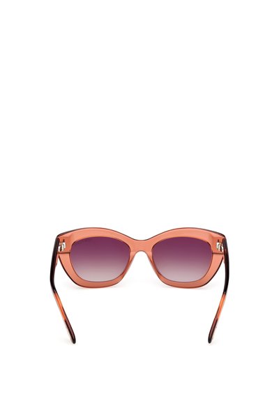 Gafas de sol estilo ojo de gato con un marco transparente naranja y lentes gradientes morados. Los brazos presentan un acabado de carey oscuro con acentos metálicos.