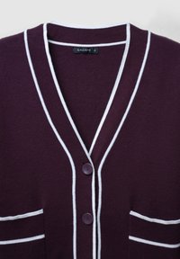 Cardigan a V in viola profondo con rifiniture bianche, dotato di due tasche frontali e due bottoni a contrasto sulla patta.