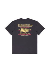 Μαύρο T-shirt με κίτρινο και κόκκινο γραφικό τάκος και κείμενο προώθησης του Harbor Fish Taco στην Κόστα Μέσα της Καλιφόρνια, με ώρες λειτουργίας και αριθμό τηλεφώνου.