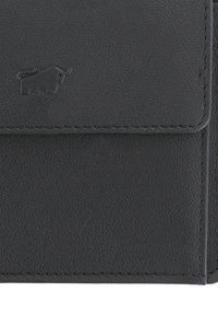 Portafoglio in pelle nera con finitura testurizzata, caratterizzato da un piccolo logo a forma di toro in rilievo e una chiusura a patta valorizzata da cuciture precise.