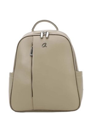 Zaino in pelle beige con manico superiore, tasca frontale con cerniera verticale, tasche laterali e un piccolo logo argentato sul pannello frontale.