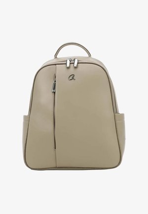 Zaino in pelle beige con manico superiore, tasca frontale con cerniera verticale, tasche laterali e un piccolo logo argentato sul pannello frontale.