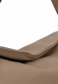 Borsa in pelle beige con superficie testurizzata e bordi morbidi e arrotondati. Presenta una larga tracolla singola e una silhouette rilassata.