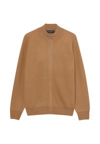 Kamelbrauner, gerippter Strick-Zipfel-Sweater mit langen Ärmeln und hohem Kragen, flach auf einem weißen Hintergrund ausgelegt.