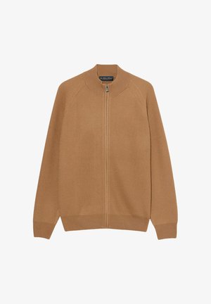 Kamelbrauner, gerippter Strick-Zipfel-Sweater mit langen Ärmeln und hohem Kragen, flach auf einem weißen Hintergrund ausgelegt.