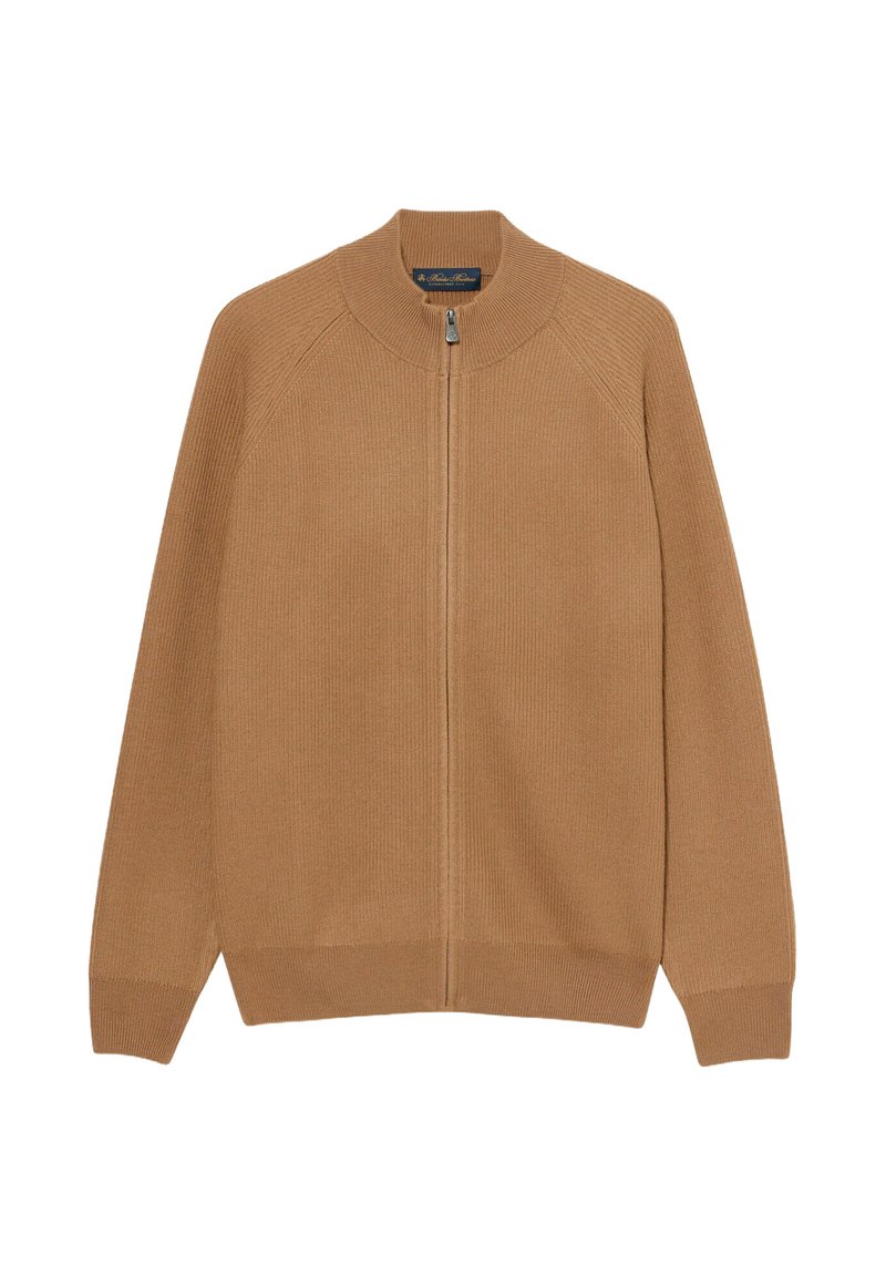 Kamelbrauner, gerippter Strick-Zipfel-Sweater mit langen Ärmeln und hohem Kragen, flach auf einem weißen Hintergrund ausgelegt.