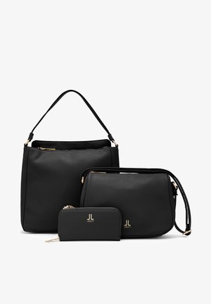 Tres bolsos de cuero negro con textura: un bolso tote grande con un asa corta, un bolso mediano de hombro y una pequeña cartera. Detalles en herrajes dorados visibles.