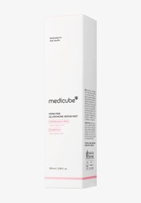 Witte verpakking met een zachte roze accent. Tekst bevat "PDRN Pink Glutathione Serum Mist" en ingrediënten. Volume: 100 ml.