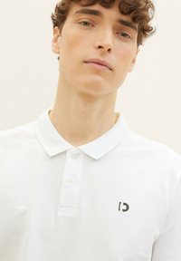 TOM TAILOR DENIM MIT LOGO - Pólóing - white