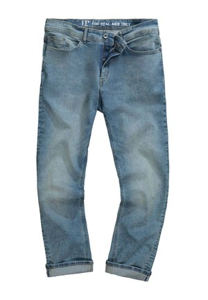 Jeans in denim blu chiaro con una vestibilità comoda, dotati di chiusura a bottone, cinque tasche e orli arrotolati. Il tessuto presenta una finitura sbiadita.