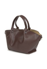 Bolso de cuero marrón texturizado con dos asas redondeadas, forma estructurada y acentos metálicos. Cierre de cremallera en uno de los lados.